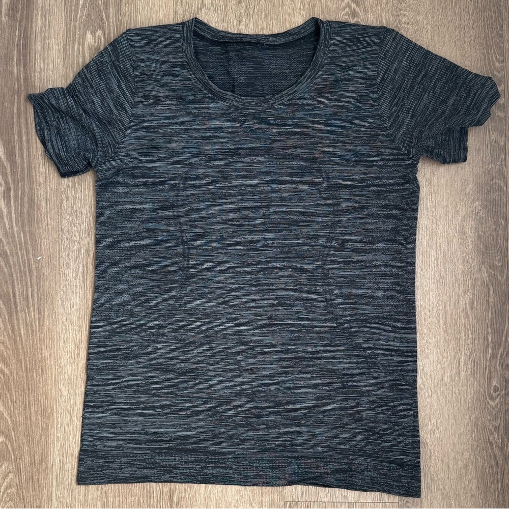 Lululemon Relaxed Short Sleeve Swiftly Size 6 Black and White